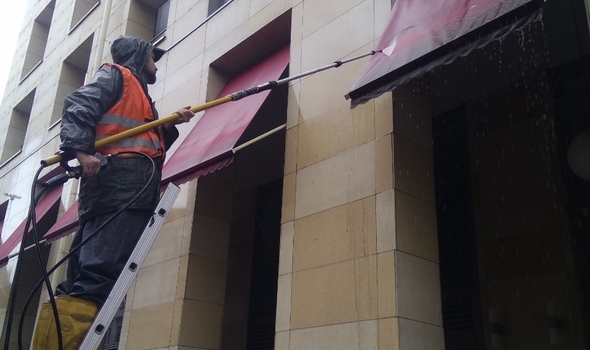 Мойка и чистка маркиз, зонтов, тентов, шатров в процессе